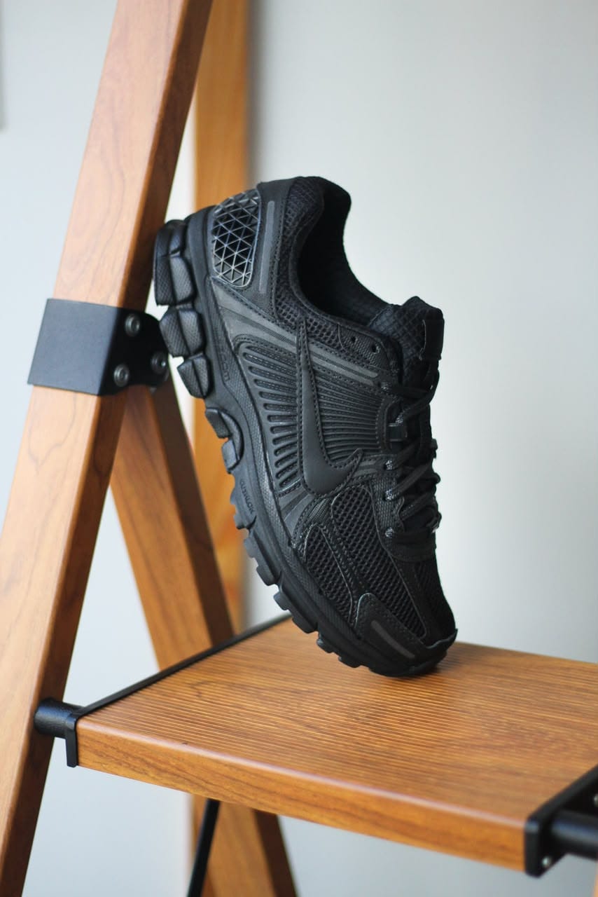 Nike Zoom Vomero 5- Triple Black